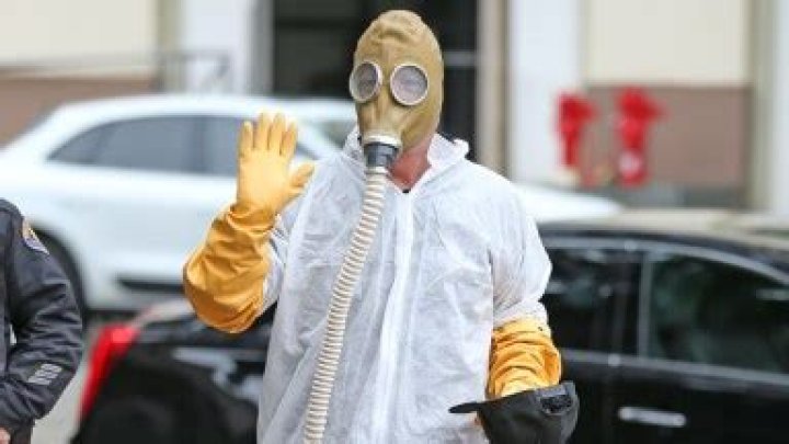 Howie Mandel Wears Hazmat Suit & Gas Mask To ‘AGT’ Amid Coronavirus – Hollywood Life