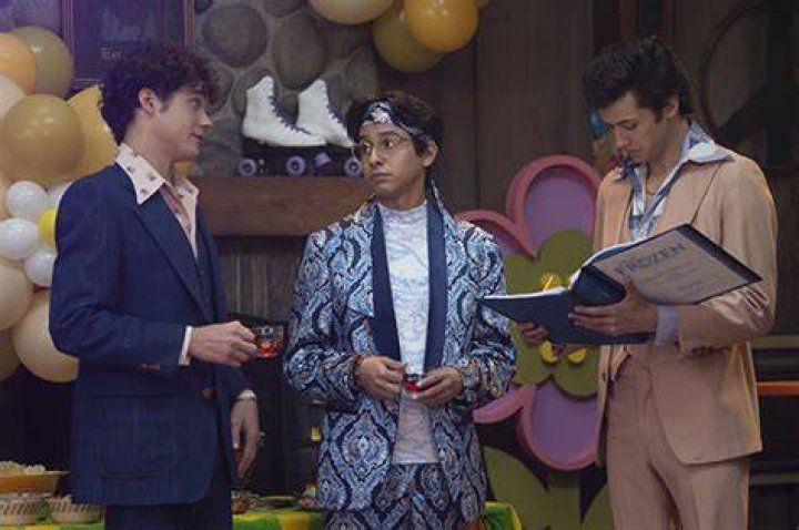 ‘HSMTMTS’ Finale Preview: Carlos Tackles A ‘Frozen’ Classic As Nini Watches On