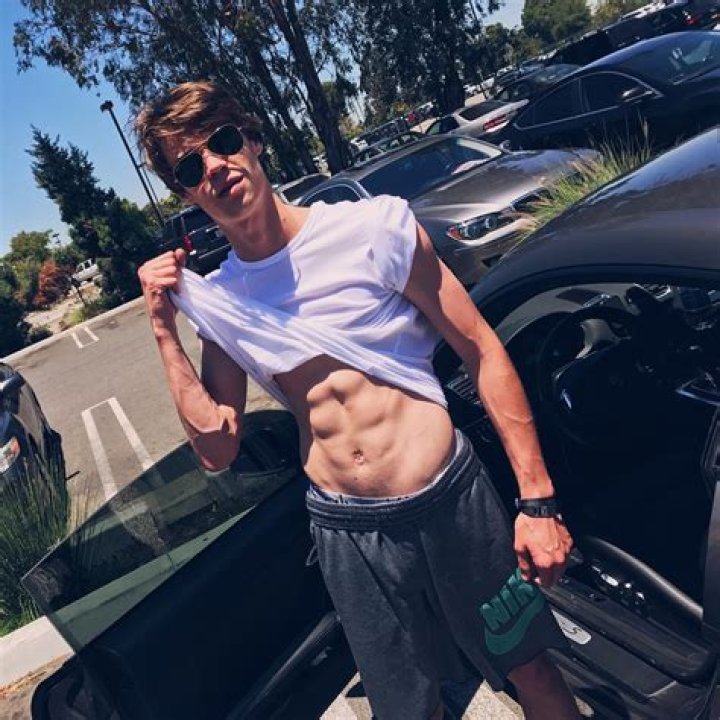 Hunks With Washboard Abs — SEE PICS