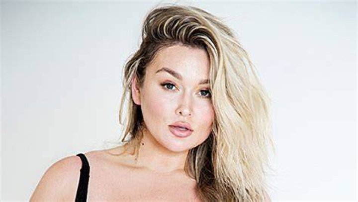 Hunter McGrady Talks Bikini Bodies & Self-Confidence Before Summer – Hollywood Life