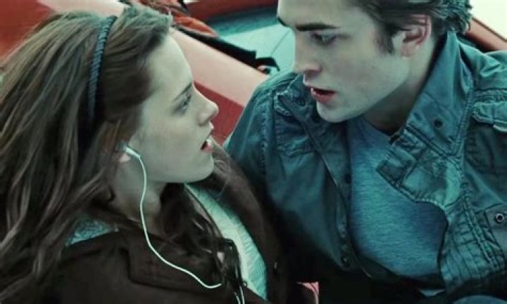 If You PDA On A Plane Like Robert Pattinson & Kristen Stewart Did, Are You Being Rude To Other Passengers?