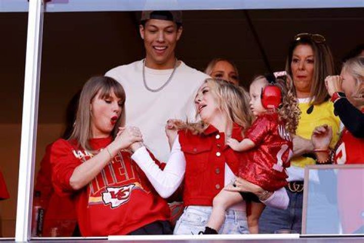 Inside Taylor Swift and Brittany Mahomes’ Friendship – Hollywood Life