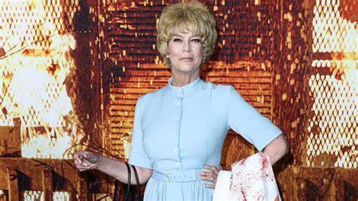 Jamie Lee Curtis Attends ‘Halloween Kills’ Premiere In ‘Pyscho’ Outift – Hollywood Life