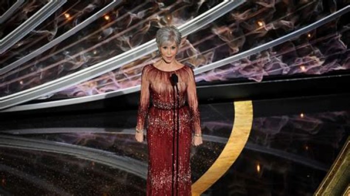 Jane Fonda, 82, Hops Out Of Bed & Shows ‘9-5’ Quarantine Routine Including Impressive Squats