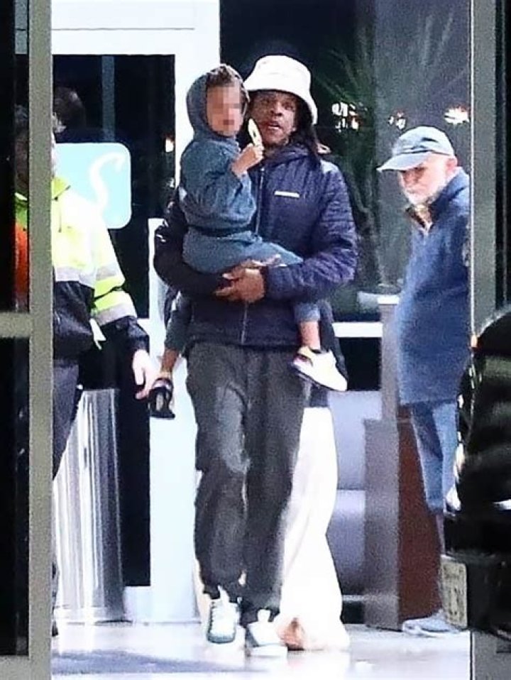 JAY-Z & Beyonce Return Home From NYE Vacation With Their Kids – Hollywood Life