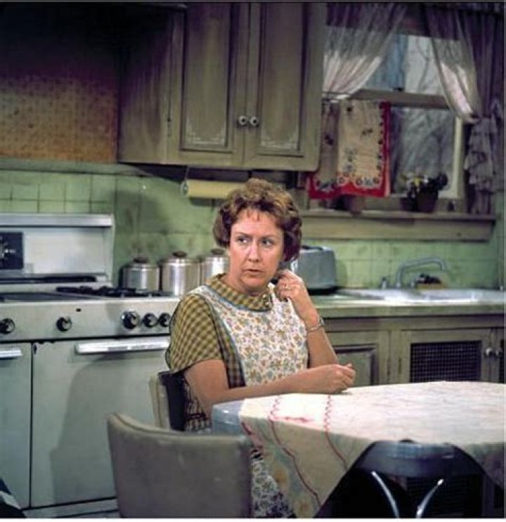Jean Stapleton Dies — Celebs React To Edith Bunker’s Death On Twitter – Hollywood Life