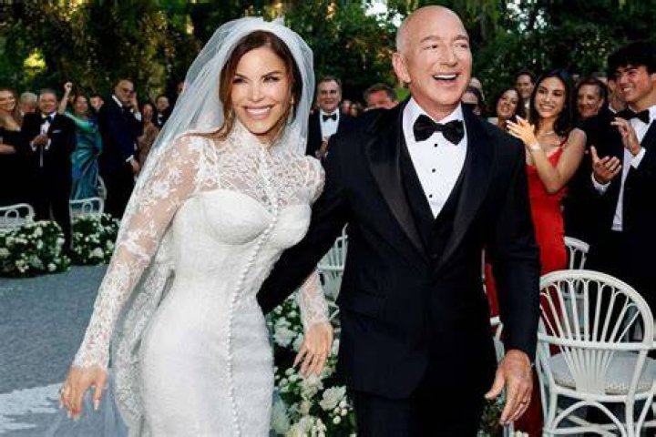 Jeff Bezos & Lauren Sanchez Makeout On Holiday Trip To St. Barts — PDA Photos