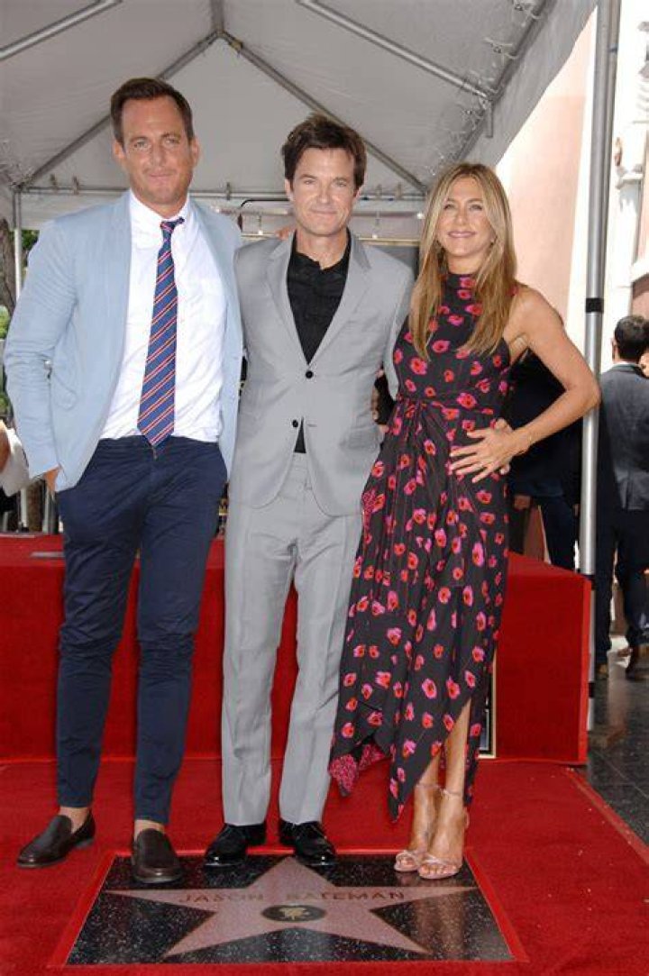 Jennifer Aniston Goes Makeup-Free As She Hugs Jason Bateman At Airport – Hollywood Life