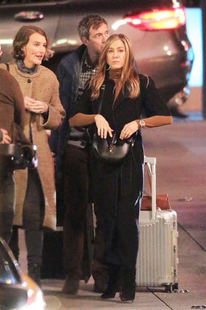 Jennifer Aniston & Reese Witherspoon Rock Coats On ‘The Morning Show’ – Hollywood Life