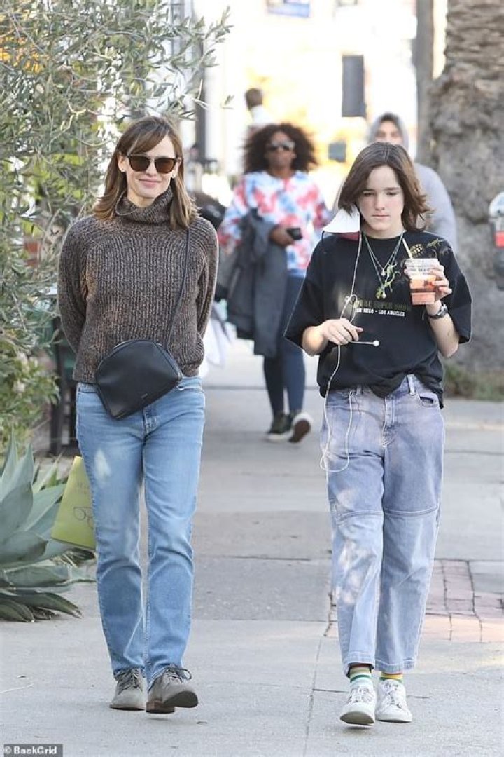 Jennifer Garner Bonds With Look-Alike Daughter Seraphina, 12, On Shopping Date — Photos