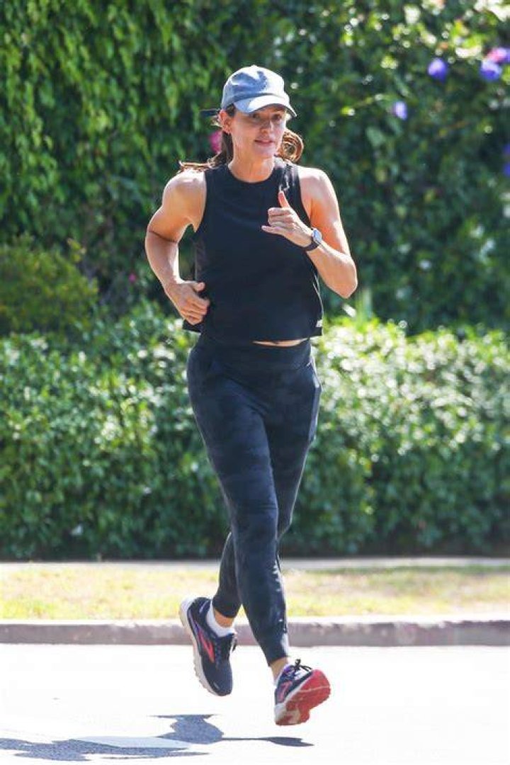 Jennifer Garner Goes Makeup-Free On Jog: Photos – Hollywood Life