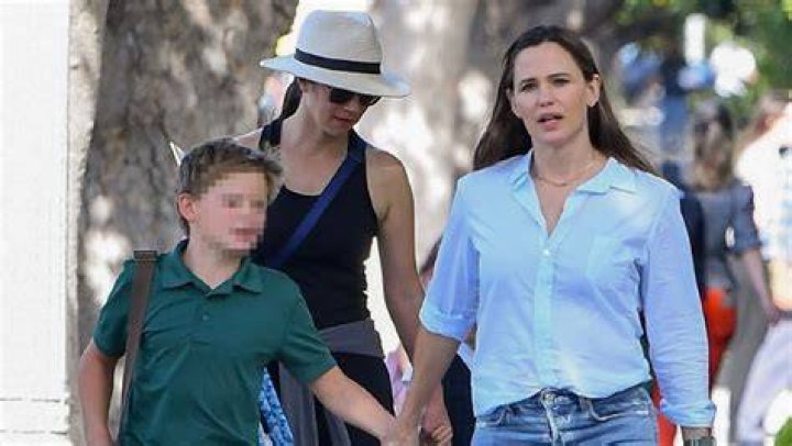 Jennifer Garner Goes Makeup-Free While Taking Son Samuel To School – Hollywood Life