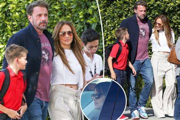Jennifer Garner Has A ‘Backyard Campout’ With Her & Ben Affleck’s Kids – Pic