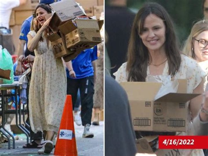 Jennifer Garner Helps Homeless Man in Wheelchair With New Shoes – Hollywood Life