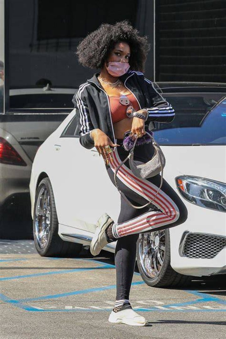 Jennifer Hudson, 39, Poses With Natural Curls In Rare Pic While Rocking Crop Top & Workout Leggings