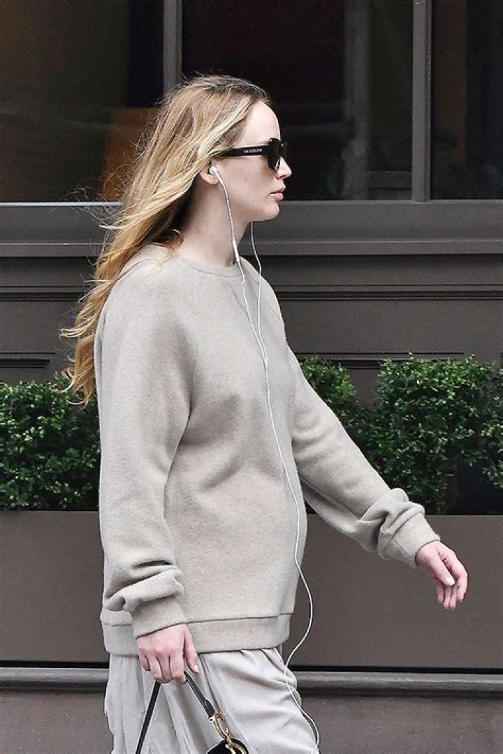 Jennifer Lawrence Covers Baby Bump With Beige Sweater – Photos – Hollywood Life