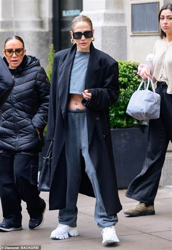 Jennifer Lopez Bares Her Abs In Crop Top After Leaving The Gym Before Florida Lockdown