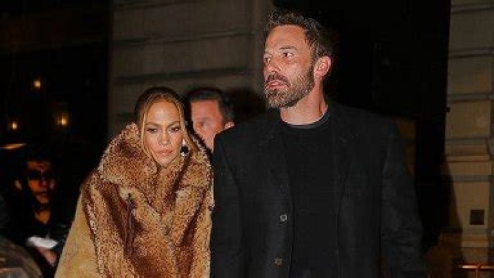 Jennifer Lopez & Ben Affleck Hug In Hamptons Ahead Of Easter: Photos – Hollywood Life
