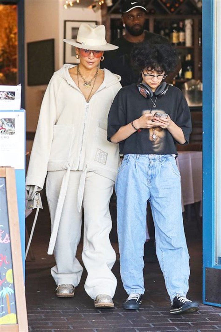 Jennifer Lopez & Child Emme Twin In Baggy Pants For Lunch Date: Photos – Hollywood Life