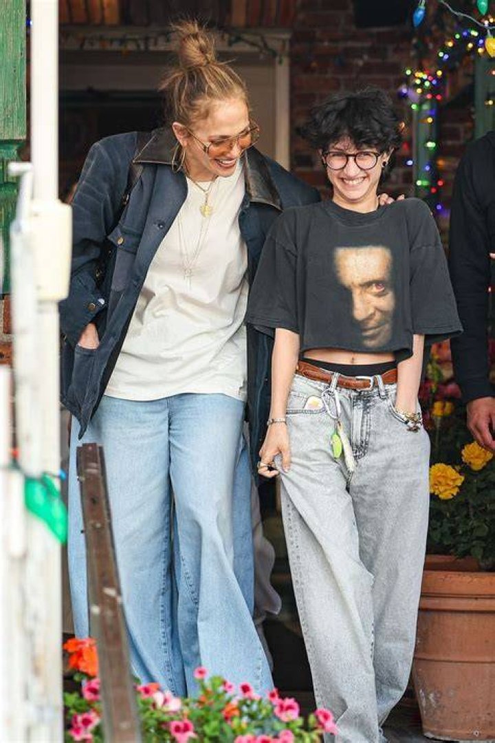 Jennifer Lopez & Her Daughter Emme Sing ‘Get Loud’ At Dodger Stadium – Hollywood Life