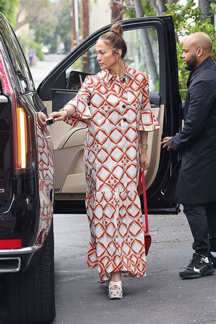 Jennifer Lopez In Red Maxi For Lunch With Twins Max & Emme: Photos – Hollywood Life