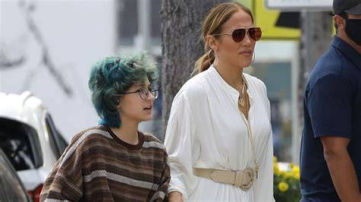Jennifer Lopez Rocks Mini Dress On Lunch Date With Daughter Emme – Hollywood Life