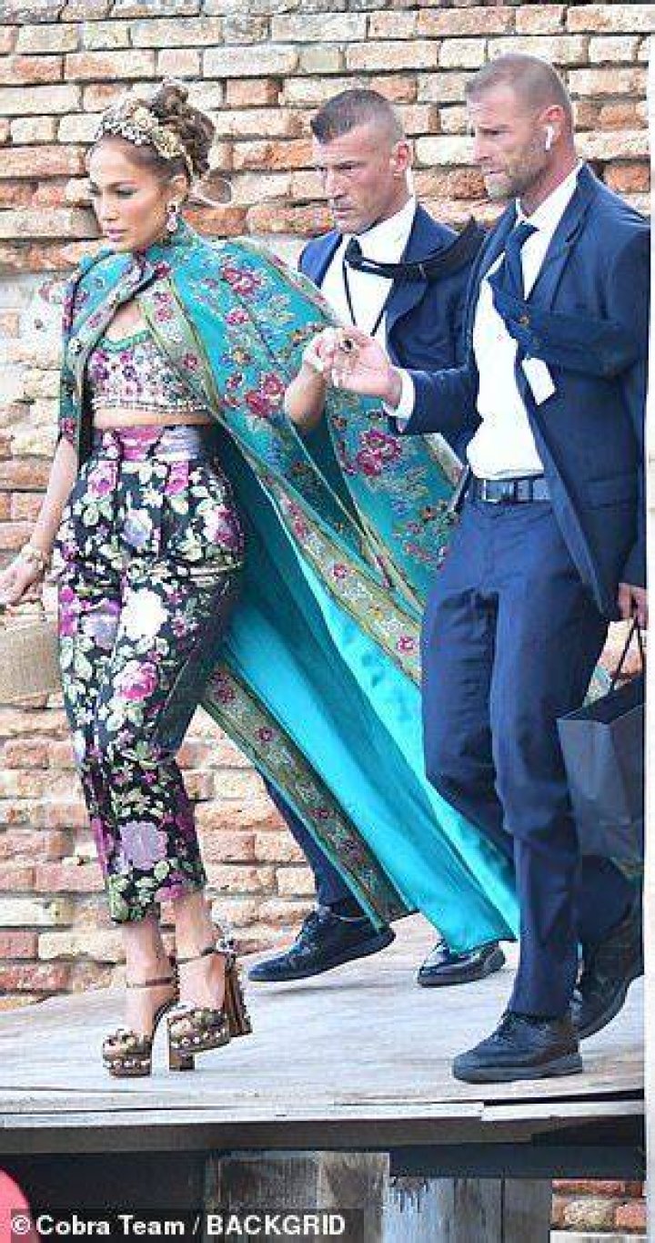 Jennifer Lopez’s Price Tag On Cape At Dolce & Gabbana Fashion Show Photo – Hollywood Life