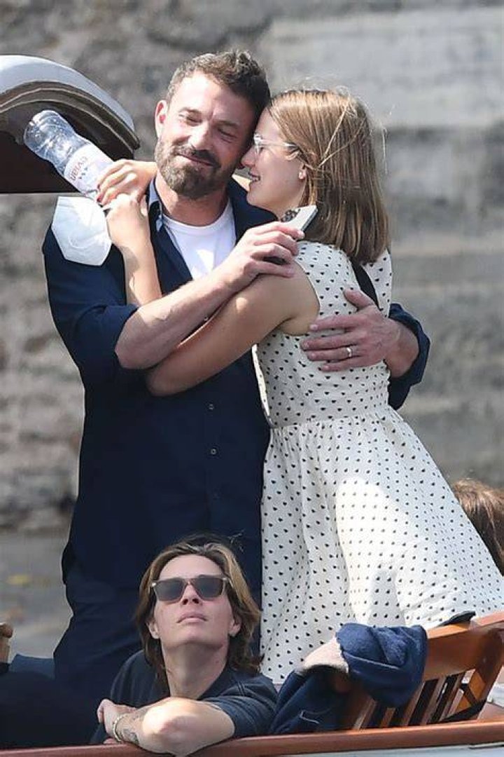 Jennifer Lopez & Violet Affleck Hug In Paris: Pic – Hollywood Life