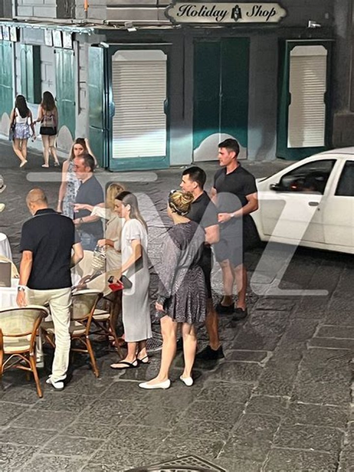 Jerry Seinfeld Has Dinner With Larry David, Amy Schumer & Judd Apatow In Italy: Photos