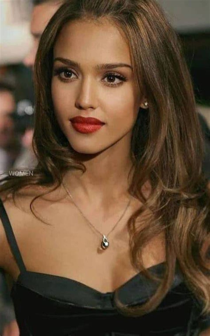Jessica Alba Flaunts Red Lipstick & Black Outfit In New York City – Hollywood Life