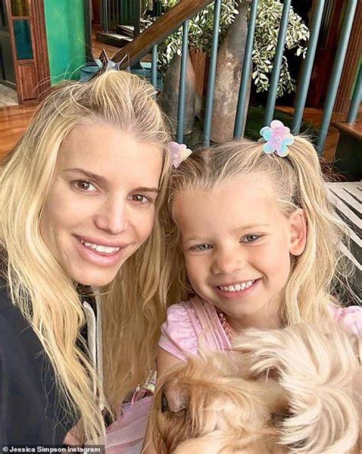 Jessica Simpson Goes For A Swim In A Bikini With Daughter Birdie – Hollywood Life