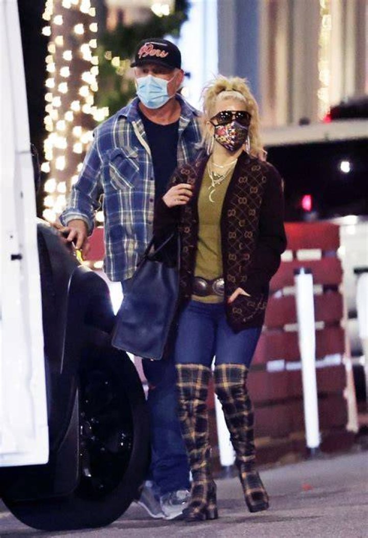 Jessica Simpson Rocks Thigh High Boots & Jeans Out With Husband – Hollywood Life
