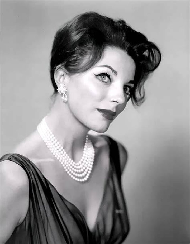 Joan Collins Young: Photos – Hollywood Life