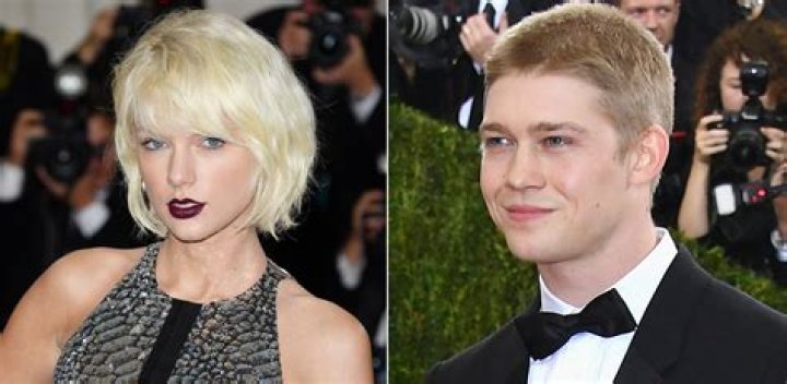 Joe Alwyn At Taylor Swift’s New Year’s Eve Party — See Fan Pic – Hollywood Life