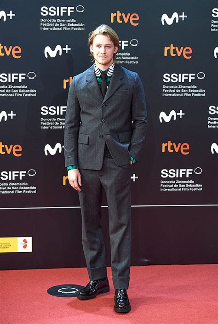 Joe Alwyn Reveals Long Hair At San Sebastian Film Festival — See Pic – Hollywood Life