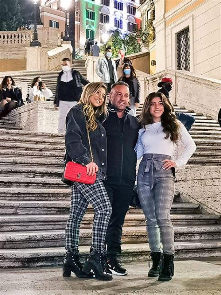 Joe Giudice & Daughters Wear Matching Outfits In The Bahamas: Pic – Hollywood Life