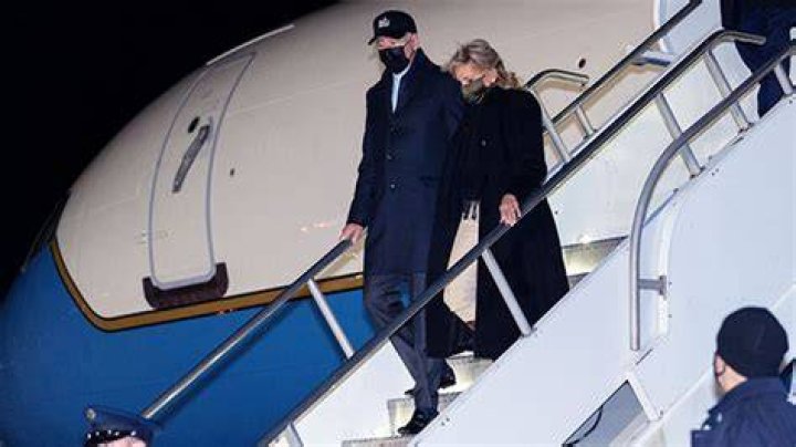 Joe & Jill Biden Arrive In Nantucket For Thanksgiving Holding Hands – Hollywood Life