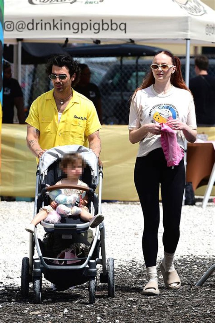 Joe Jonas Cradles Daughter Willa Amid Wife Sophie Turner’s Pregnancy – Hollywood Life
