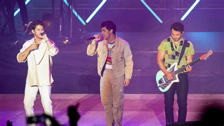 Joe Jonas Performs 1st Concert After Sophie Turner Divorce Filing – Hollywood Life