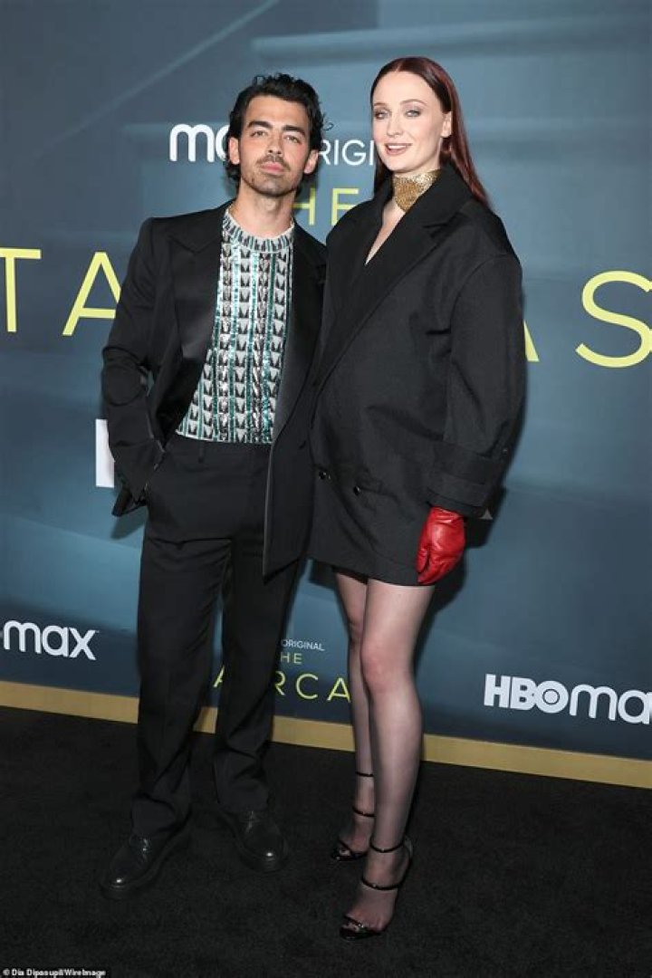 Joe Jonas & Pregnant Sophie Turner Cuddle On The Carpet At ‘The Staircase’ Premiere