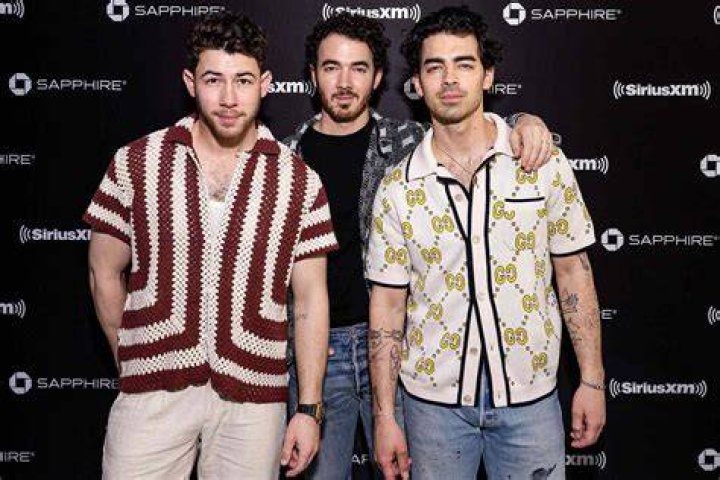 Joe Jonas Sings Taylor Swift’s ‘Lover’ To His ‘Brother’ Nick Jonas – Hollywood Life