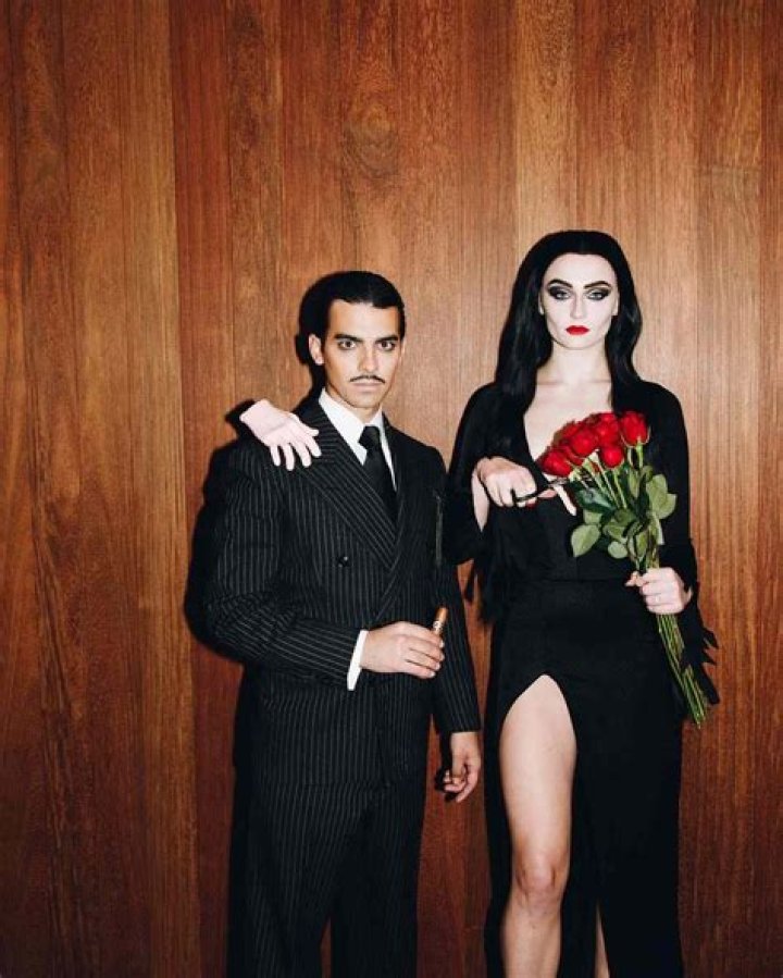 Joe Jonas & Sophie Turner Addams Family Halloween Costumes 2018: Pics – Hollywood Life