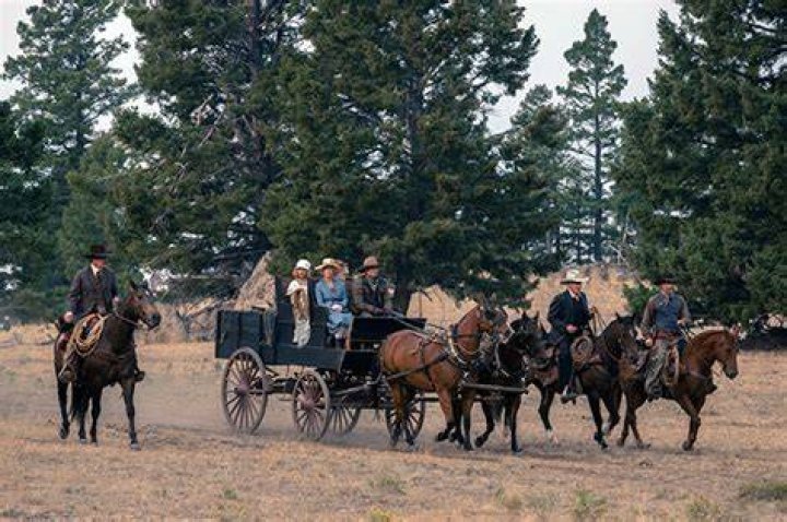 John Dutton Dies In Shootout & Jacob & Liz Are Left Dying – Hollywood Life