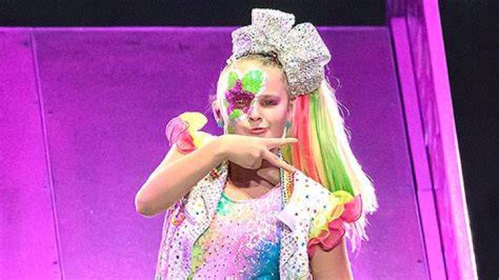 JoJo Siwa Dances To Rihanna’s ‘Umbrella’ For Her 17th Birthday – Watch – Hollywood Life