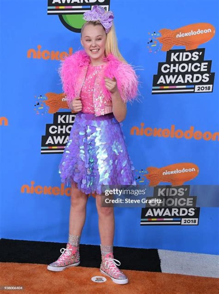 JoJo Siwa Paints Kids’ Choice Awards Rainbow During A Sweet Three-Song Mashup — Watch