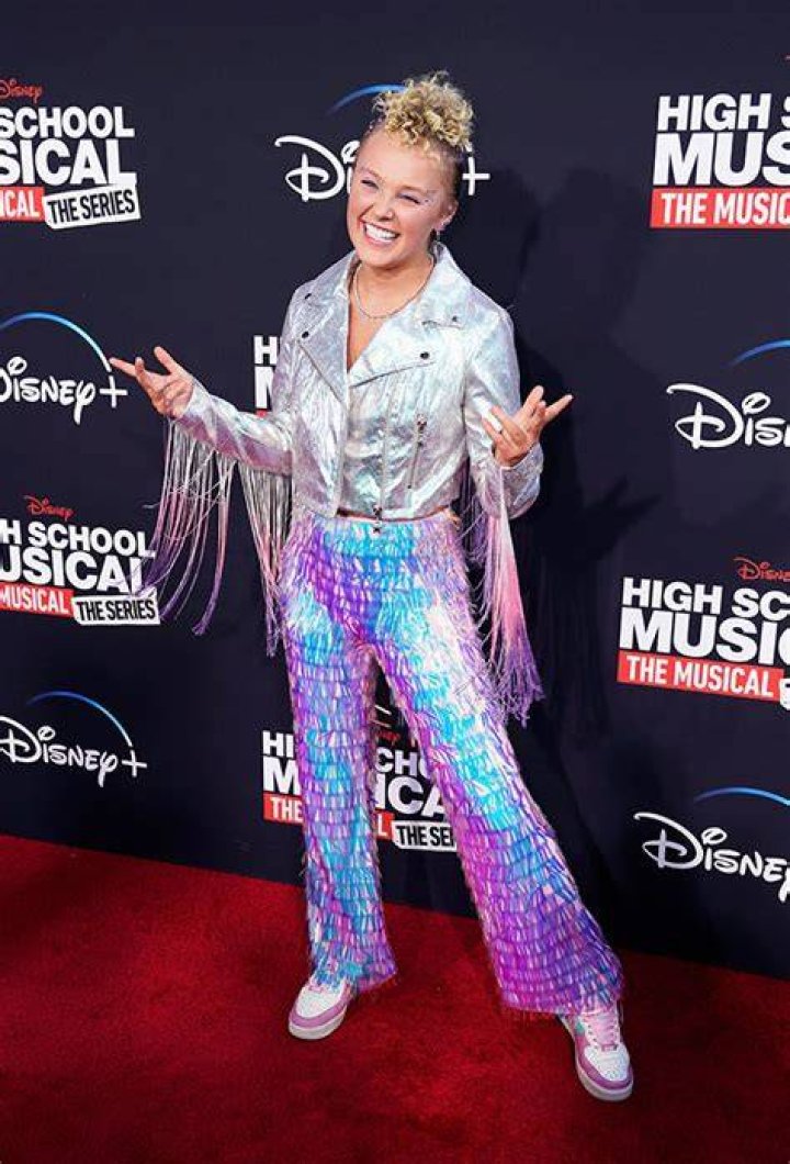 JoJo Siwa Smiles Brightly At ‘HSMTMTS’ Premiere in 1st Photos Since Candace Cameron Bure Drama