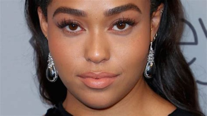 Jordyn Woods Shows Off Freckles & Long Lashes In Makeup-Free Selfies – Hollywood Life