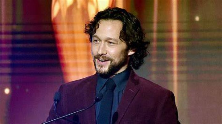 Joseph Gordon-Levitt’s Presidential Debate Song To ‘Last Undecided Voter’ – Hollywood Life