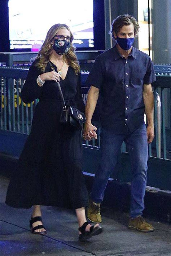 Julia Roberts & Husband Danny Moder Show PDA On Date Night In NYC – Hollywood Life