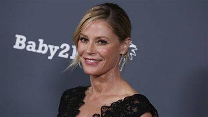 Julie Bowen Opens Up About Her ‘Badass’ Fight Scene in ‘Totally Killer’ – Hollywood Life